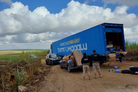 PRF recupera carreta com mercadorias e carro em área de canavial após tentativa de roubo na Paraíba