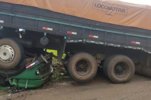 Carroceria de caminhão se solta durante viagem e esmaga a própria cabine