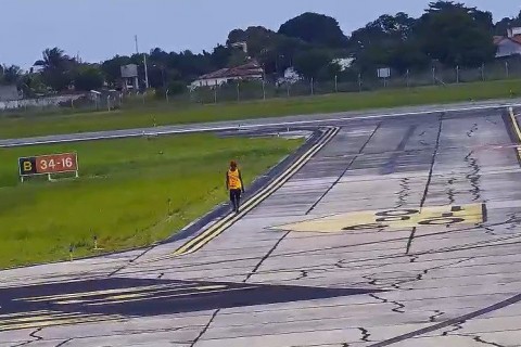 VÍDEO: homem é preso pela Polícia Federal após invadir pista principal do aeroporto Castro Pinto